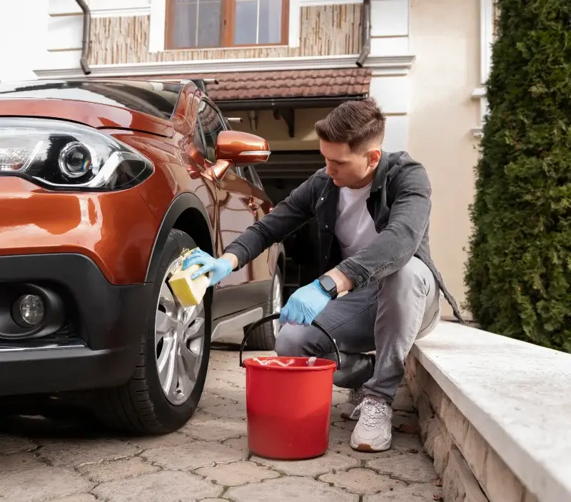 Lavage auto à domicile Villechenève : professionnel intervenant sur un véhicule